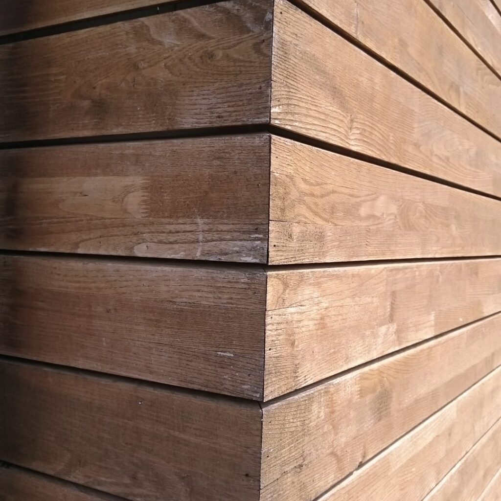 Fasádní obklad z akátového dřeva