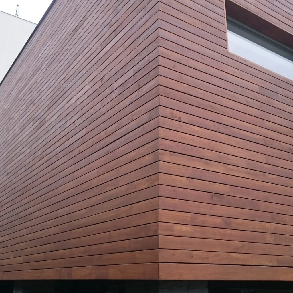 Fasádní obklad z akátového dřeva