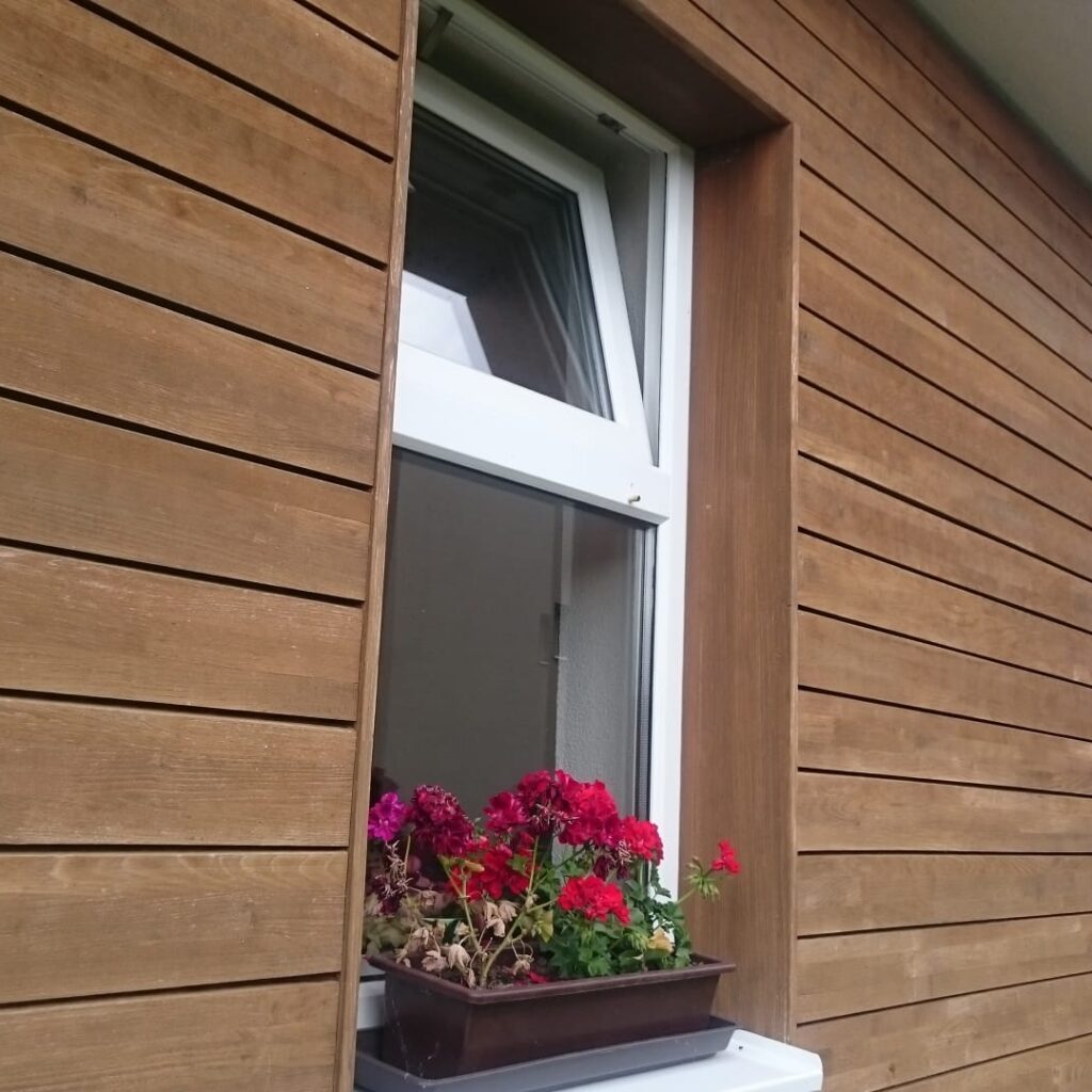 Fasádní obklad z akátového dřeva