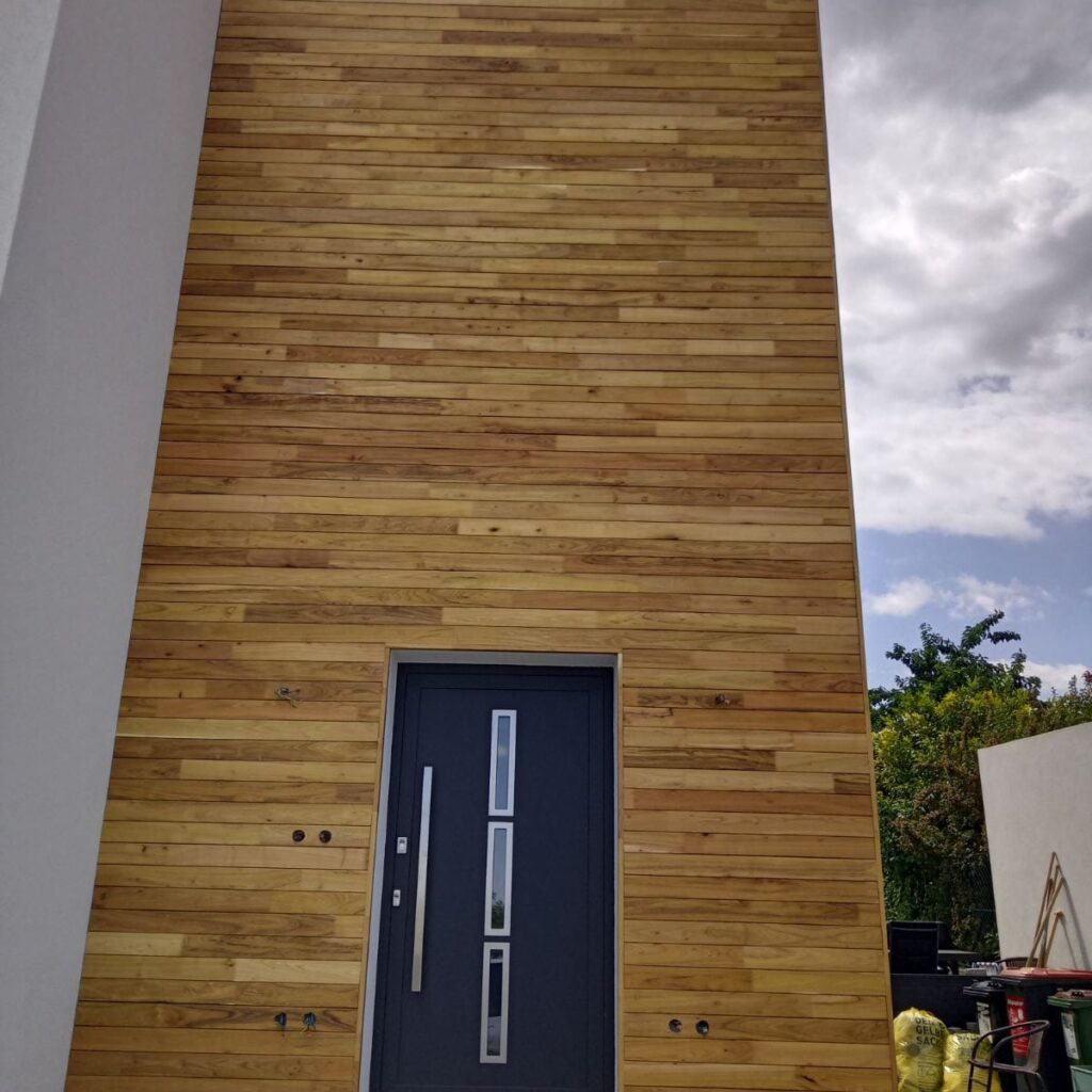 Fasádní obklad z akátového dřeva