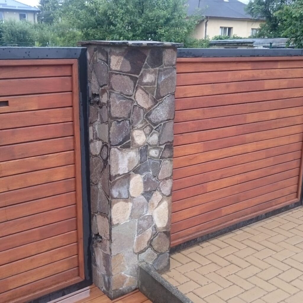 Plot z akátového dřeva