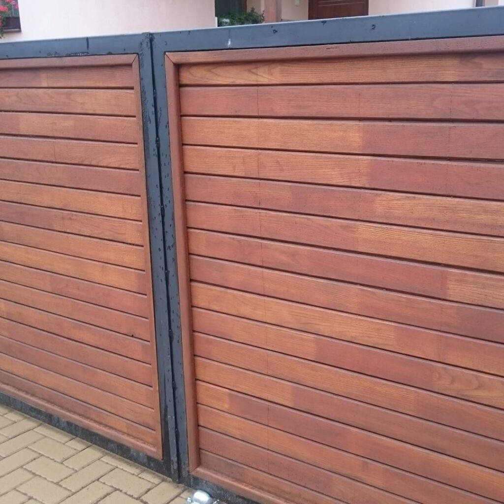 Plot z akátového dřeva