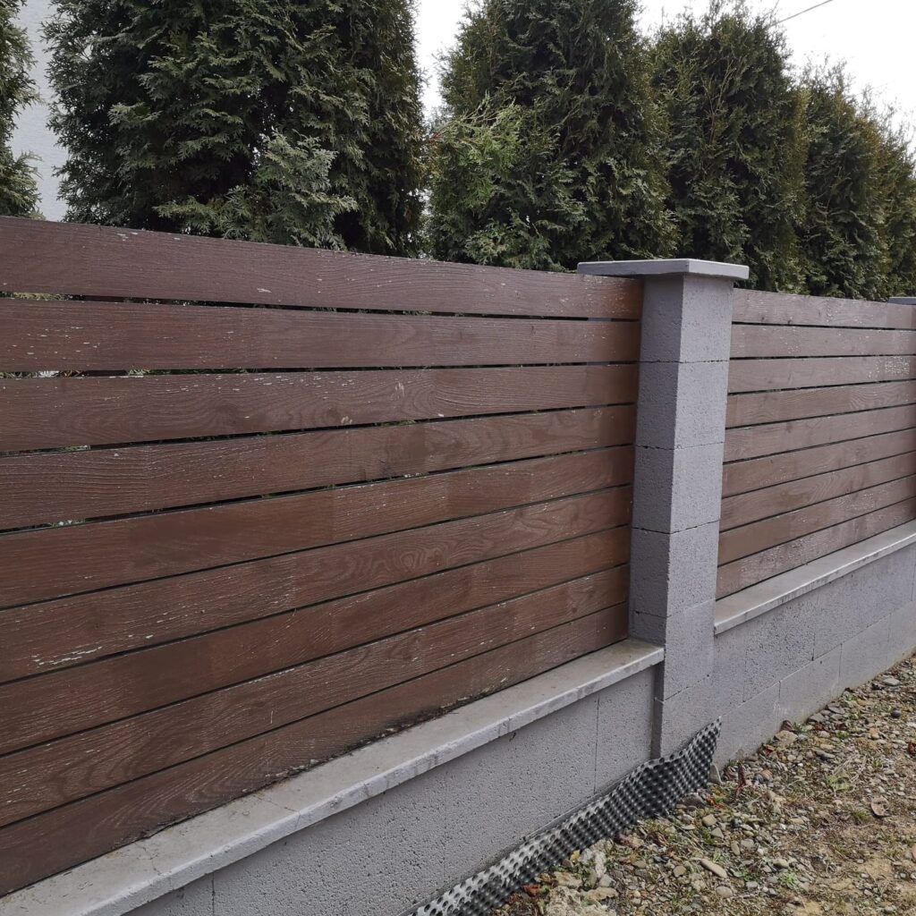 Plot z akátového dřeva