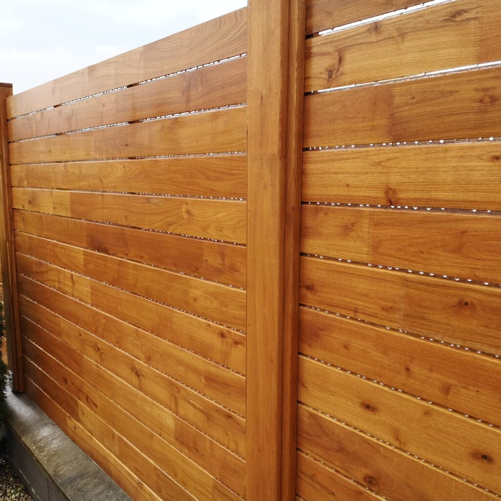 Plot z akátového dřeva