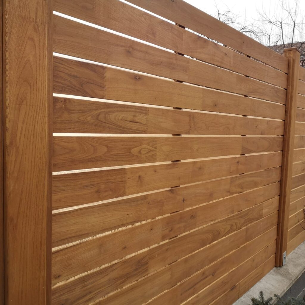 Plot z akátového dřeva