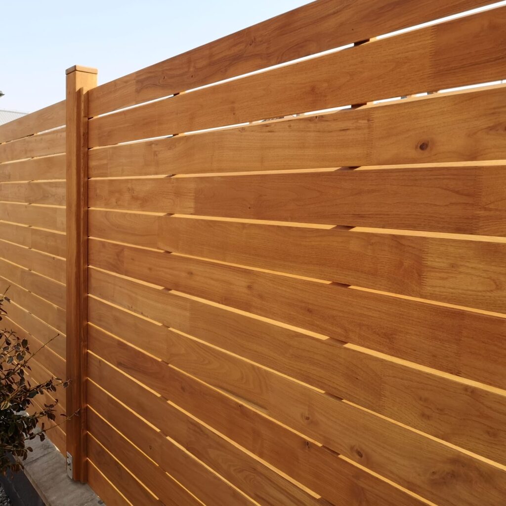 Plot z akátového dřeva