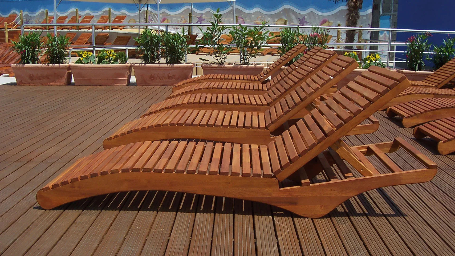 Polohovatelné wellness lehátko z akátového dřeva